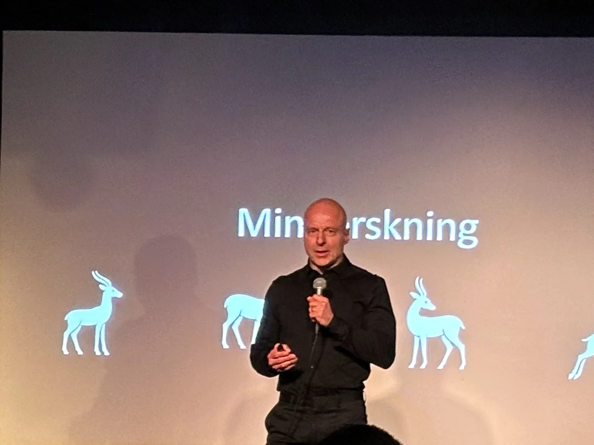Joakim Wahlberg föreläser om sin forskning inför publik